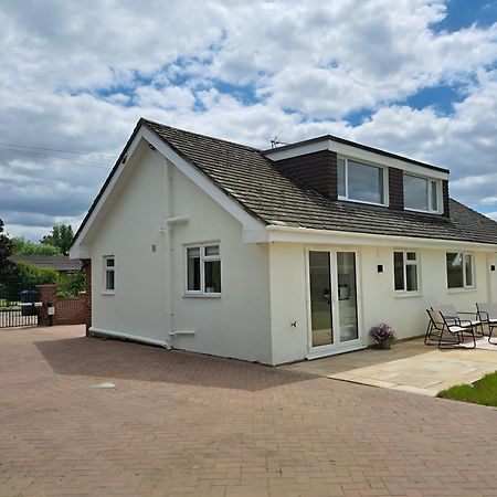 Beautiful 5 Bedroom Bungalow, Sleeps 7, In Калн Екстериор снимка